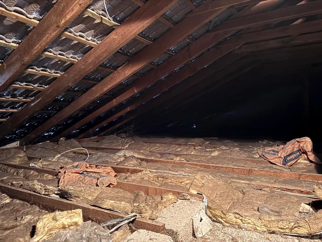 Offen liegende Mineralfaserdämmung auf der obersten Geschossdecke