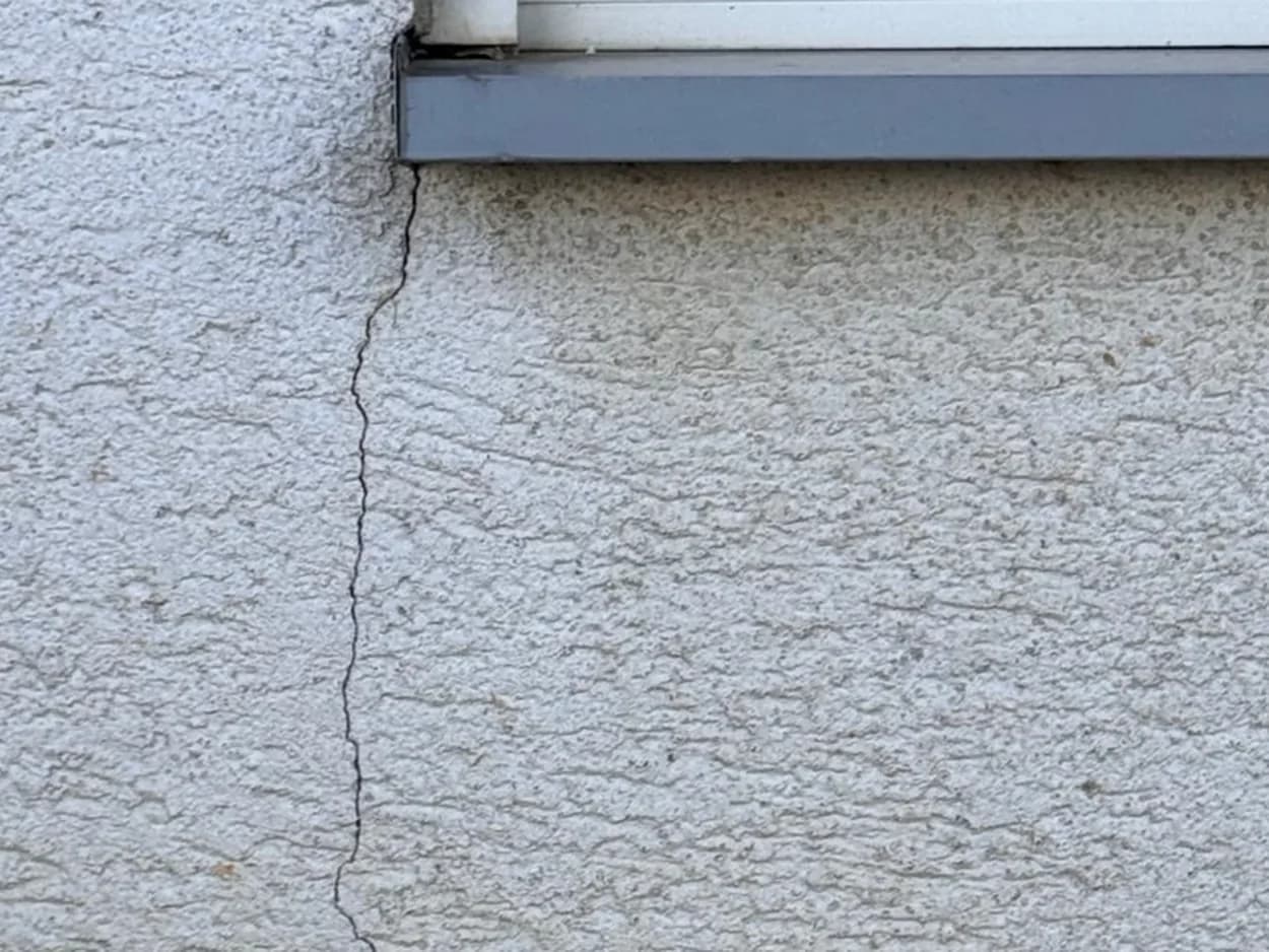 Setzriss in der Außenwand unterhalb einer Fensterbank