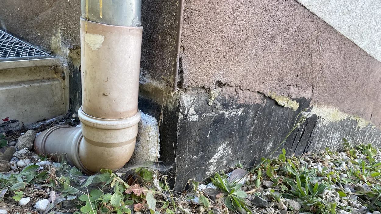 Freiliegende Bauwerksabdichtung am Gebäudesockel